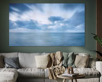 Bewegende Zee, Dreigende Lucht van Fotografiecor .nl