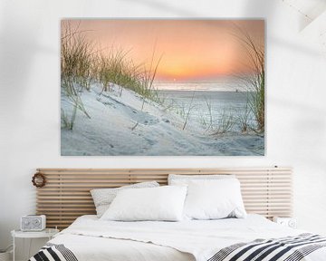 Strand en Duinen bij Zonsondergang van Fotografiecor .nl