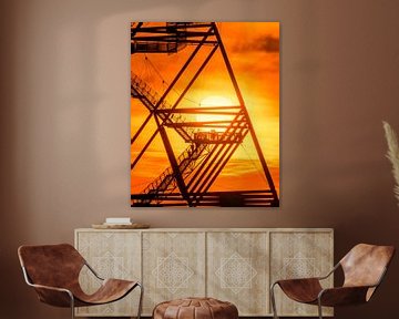 De grafische helderheid van de tetraëder in contrast met de warme kleuren van de zonsondergang van LICHTERKISTE