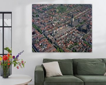 Luchtfoto van de Nieuwe Kerk en Oude Kerk in Delft 1985 van Frans Rombout