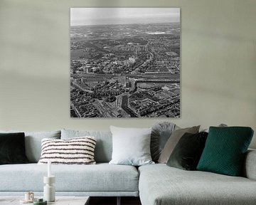 1983: zwart/wit luchtfoto van het Stationskwartier in Leiden van Frans Rombout