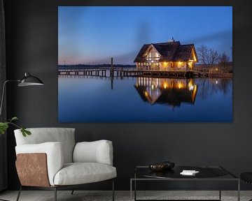 Huis aan het meer van Hemmelsdorf in het ochtendlicht van Sven-Erik Arndt