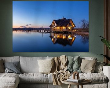 Huis aan het meer van Hemmelsdorf in het ochtendlicht van Sven-Erik Arndt