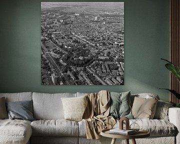 1977: Historische zwart/wit luchtfoto van de Leidse Sterrenwacht van Frans Rombout