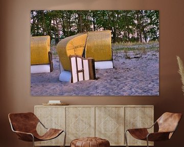 Strandstoel op het strand van de Baltische Zee. Kustvakantie aan zee van Martin Köbsch