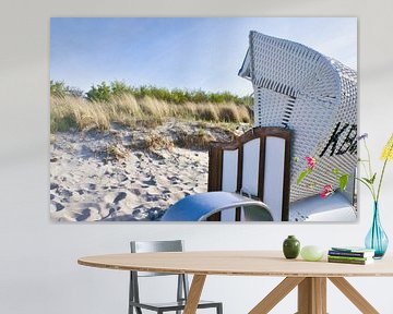 Strandstoel op het strand van de Baltische Zee. Kustvakantie aan zee van Martin Köbsch