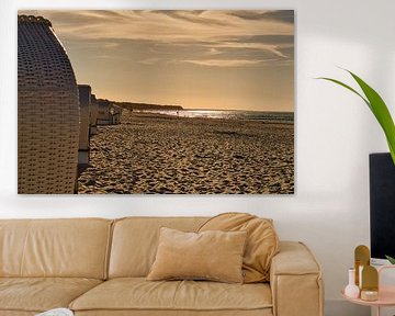 Strandstoel op het strand van de Baltische Zee. Kustvakantie aan zee van Martin Köbsch