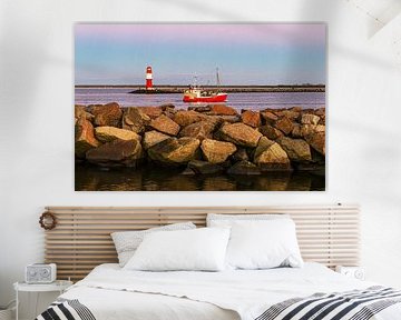 Mole, Molenturm und Fischerboot an der Küste der Ostsee in Warn