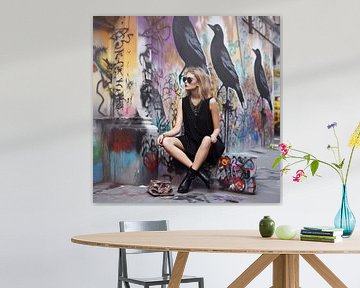 Graffiti muur blonde jonge vrouw zittend zonnebril raven van gm_designs
