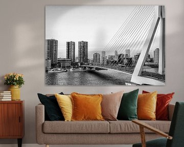 Skyline van Rotterdam met Erasmusbrug i n zwart wit van Patricia Hofmeester