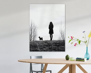 Monochroom silhouet van een vrouw en hond