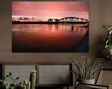 Oude burg van Zutphen tijdens zonsondergang van John Beemsterboer