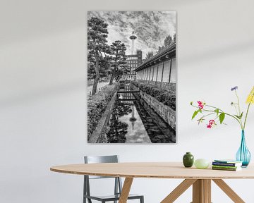 Kyoto Tower Spiegelung im Higashi Hongan-ji Wassergraben | monochrom von Melanie Viola