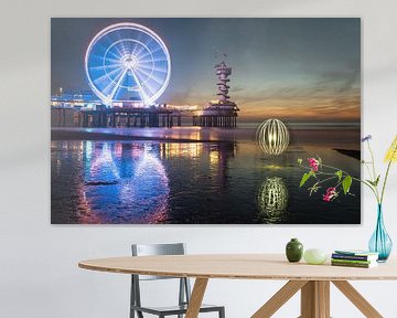 Der Pier Scheveningen am Abend. Blau gefärbtes Riesenrad für die Parkinson-Krankheit von Jolanda Aalbers