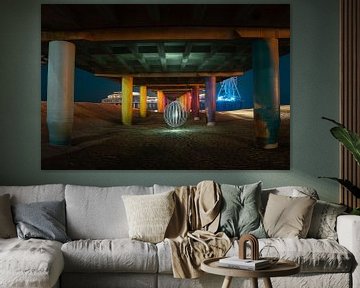 Lightpainting onder de pier van Scheveningen. van Jolanda Aalbers