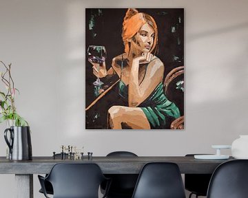 Jeune femme rousse au verre de vin