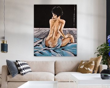 Jeune femme brune sur fond noir, aux draps bleus