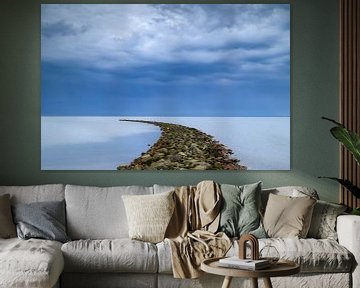 Stormwolken boven een dam in het IJsselmeer