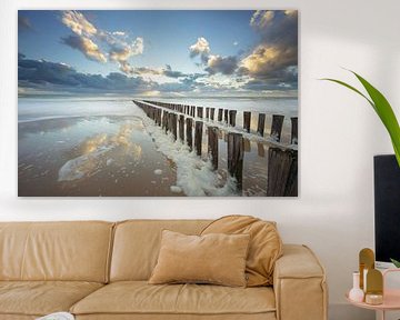Het strand van Zoutelande met een onstuimige woeste zee vol schuimkoppen van Sugar_bee_photography