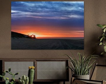 Afgelegen strandhuis met uitzicht op zee bij zonsondergang van Your Happy Life