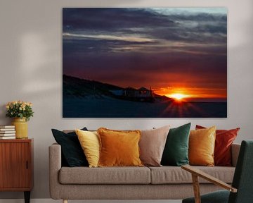 Afgelegen strandhuis met uitzicht op zee bij zonsondergang van Your Happy Life