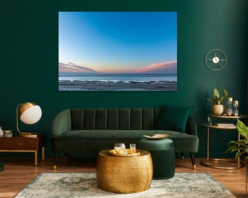 De uitgestrektheid van de oceaan met een blauwe avondlucht van Your Happy Life