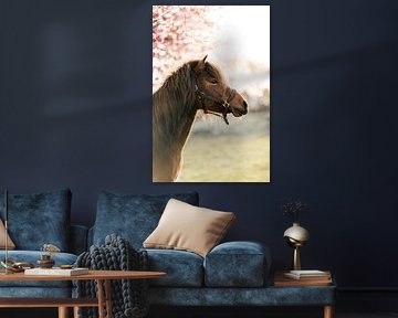 Pferd im Frühling unter Blüte im warmen Licht