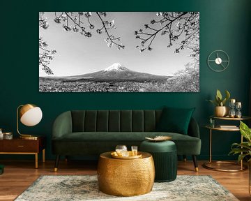 Fantastisch panoramisch uitzicht op de berg Fuji tijdens de kersenbloesem in monochrom van Melanie Viola