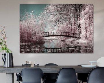Brug weerspiegelt in water in een betoverend roze bos van Hidden Light Gallery
