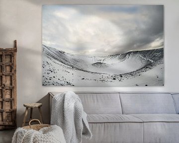 Zwart en wit op de rand van een reus – Hverfjall, IJsland van Gerry van Roosmalen