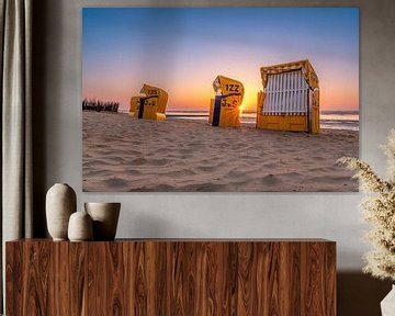 Strandstoelen in het licht van de zonsondergang van cux-motive.de