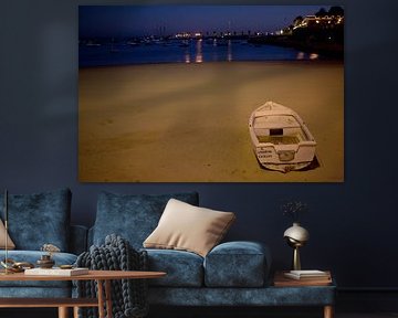 Night-time tranquillity in Cascais: a boat in the evening light by WeltReisender Magazin