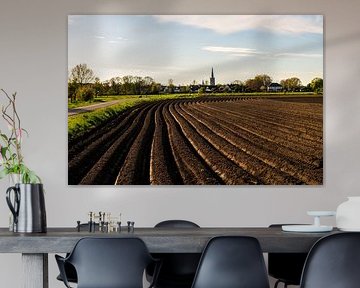 Terre labourée près de Steenwijk avec la tour en vue. sur Brian Morgan