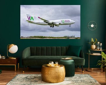 Landende Wamos Air Boeing 747-400 jumbojet. van Jaap van den Berg