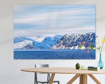Bergen en rotsen in de winter bij Hammerfest in Noorwegen van Rico Ködder