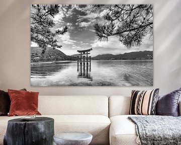 Historisch Itsukushima heiligdom op het eiland Miyajima | monochroom van Melanie Viola
