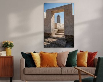 Minaret door een deuropening van Jane-Beverly Dughera