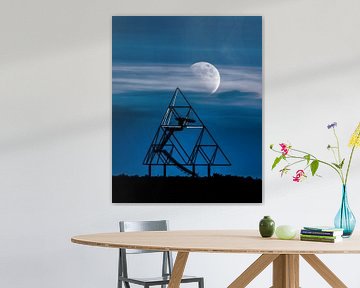 The tetrahedron is bathed in a special light by the moon. by LICHTERKISTE