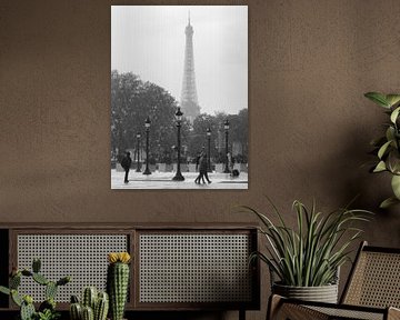 Zwart-wit foto Place de la Concorde Parijs met Eiffeltoren. Regenachtige straatfotografie in de stijl van Cartier-Bresson
