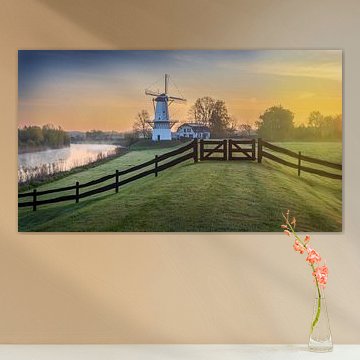 Een gouden zonsopkomst bij de Vlindermolen aan de rivier de Linge