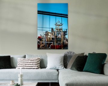 Vue de chantier naval à travers le grillage – ciel bleu & détails industriels | art mural maritime sur Brave Toaster Photos