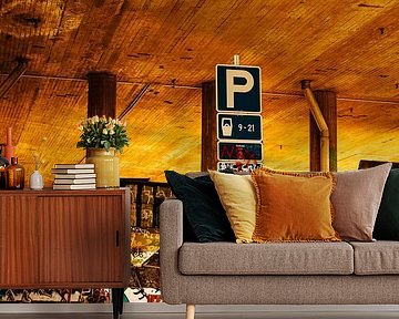 Graffiti unter der Brücke – Parkplatzschild & goldenes Licht