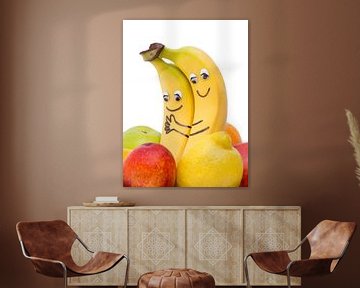 Twee bananen met oogjes en een mond op witte achtergrond
