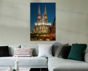 Blue sky, golden glow. Cologne Cathedral in the light of the blue hour. by LICHTERKISTE