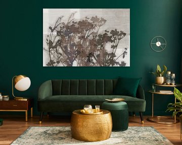 Bloemen in warm bruin op linnen. van Dina Dankers