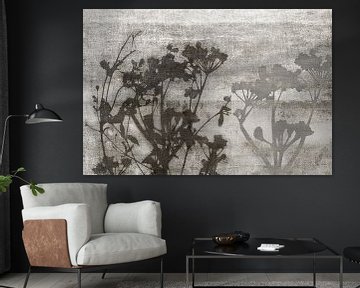 Bloemen in donker taupe op linnen van Dina Dankers