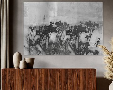 Bloemen in neutraal wit en grijs. Japandi van Dina Dankers