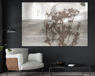 Minimalistische bloemen in zacht bruin op linnen van Dina Dankers