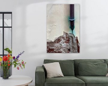 Abstracte fotografie: crèmekleurige muur met koperen buis van Danielle Roeleveld