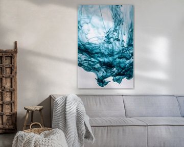 Blaue Tinte löst sich in Wasser auf von Mixed media vector arts